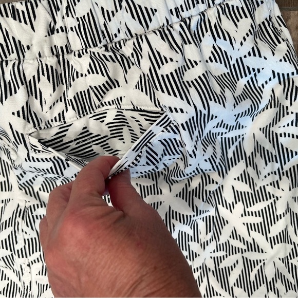 LANDS' END Black and White Floral Print Cotton Blend Skort Skirt Size 18W - Picture 9 of 9